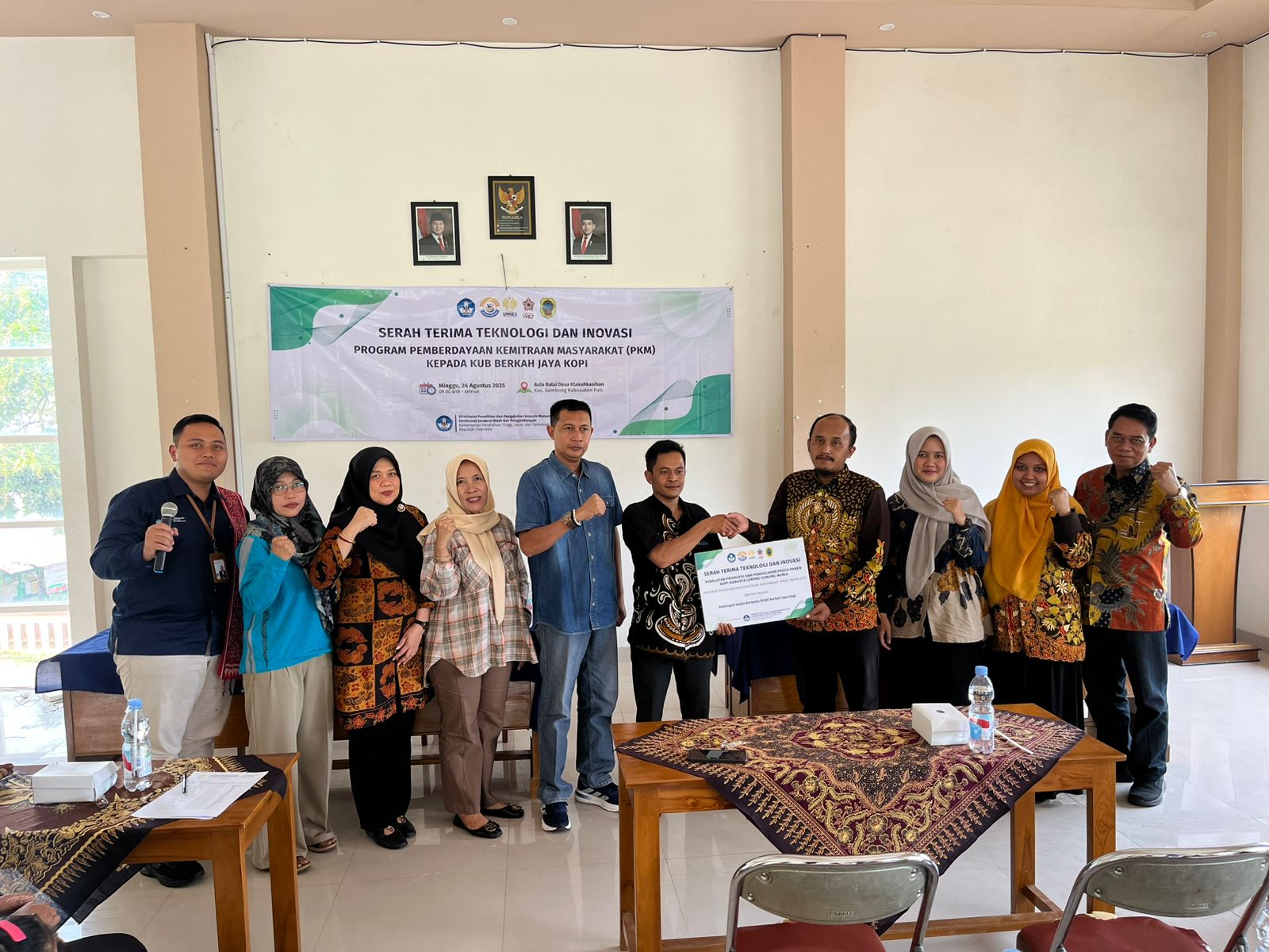 Penyerahan bantuan teknologi inovasi dari UNNES untuk kelompok usaha bersama Berkah Jaya Kopi Desa Klakahkasihan Kecamatan Gembong Pati. (DOK UNNES)