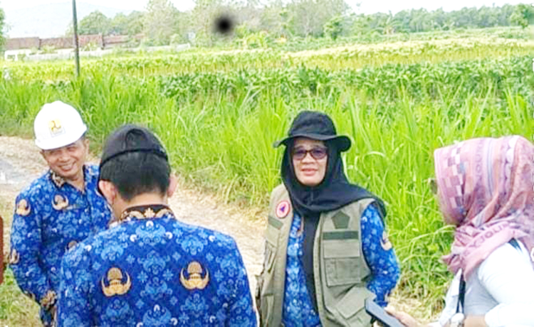 CEK LOKASI: Tim gabungan mengecek langsung kondisi bencana longsor di Tempaling, Pamotan.(BPBD REMBANG UNTUK RADAR PATI)