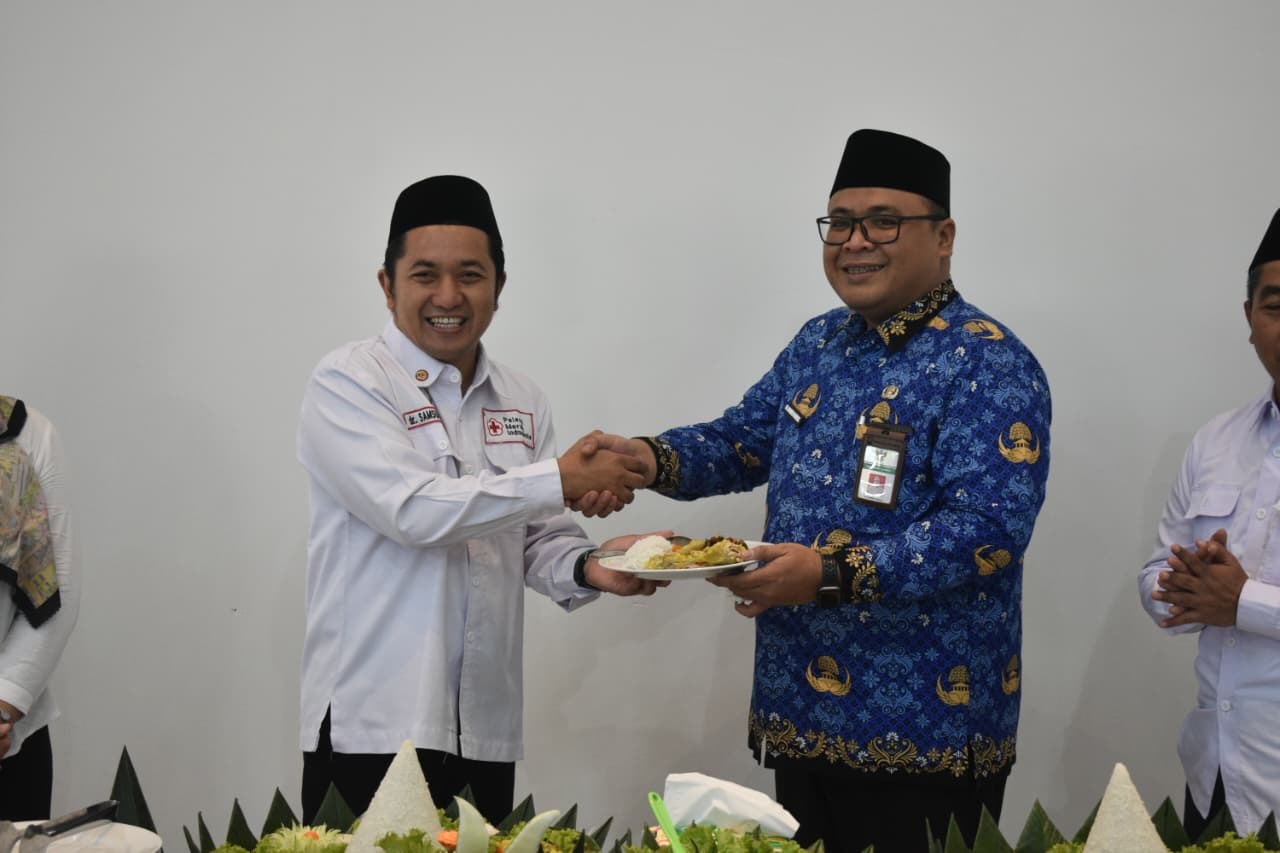 DIRESMIKAN: Mochamad Hanies Cholil Barro&rsquo; Ketua Dewan Kehormatan PMI Kabupaten Rembang bersama pengurus dan anggota PMI potong tumpeng saat resmikan aula PMI Rembang kemarin.(PMI RBG UNTUK RADAR PATI)