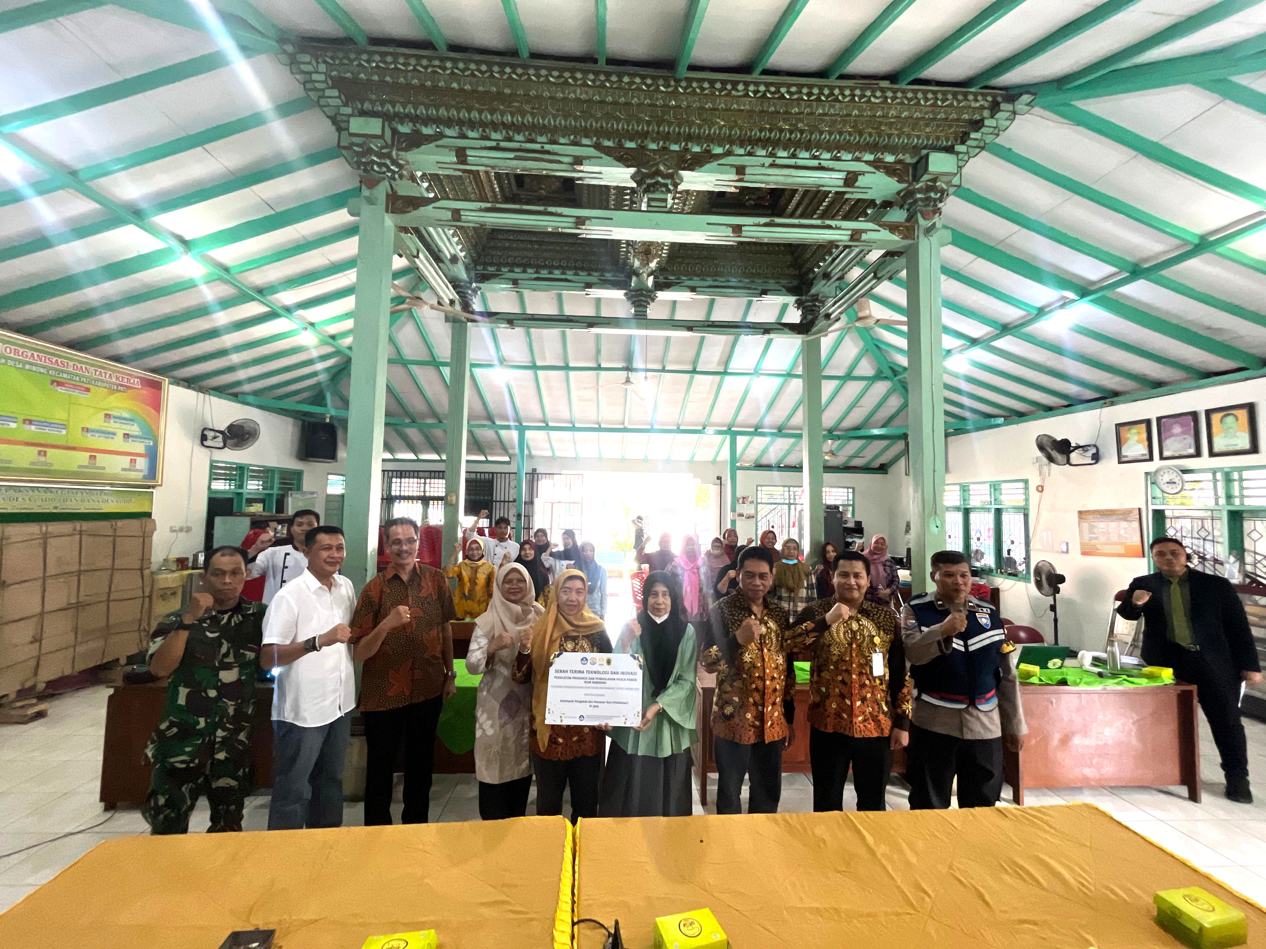 Kegiatan pengabdian masyarakat Unnes yang digelar di Desa Winong Pati menggandeng pengolah dan pemasar ikan. (DOKUMEN UNNES)