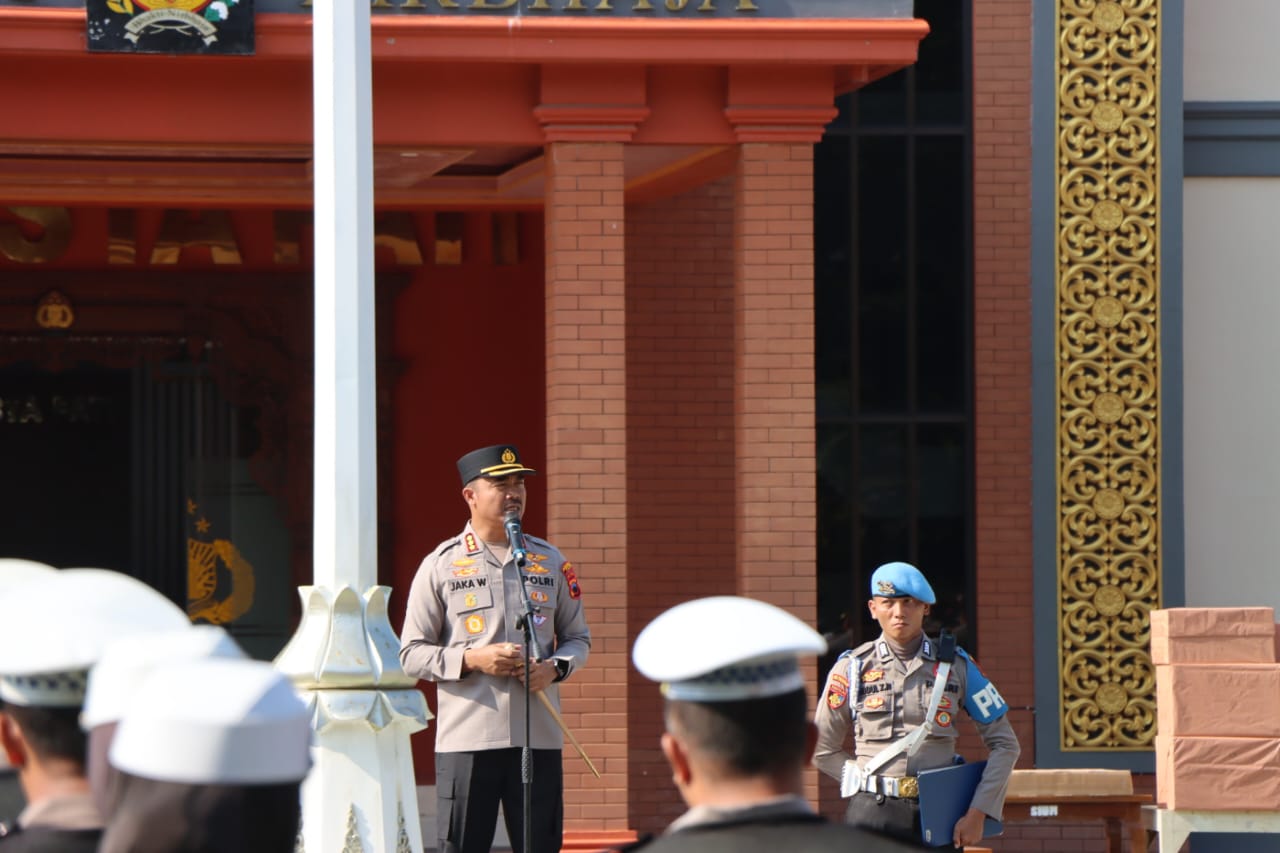 Kapolresta Pati Kombes Pol Jaka Wahyudi saat menyiapkan ratusan personelnya untuk mengamankan jalannya rapat pansus hak angket DPRD Pati (17/9). (HUMAS POLRESTA PATI)