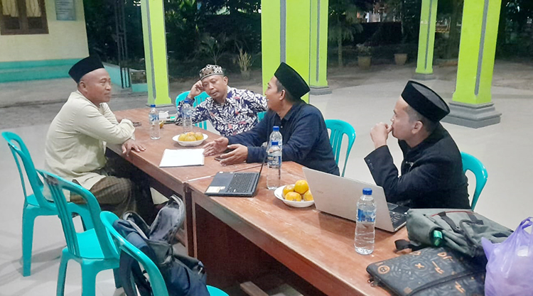 TUNGGU BERKAS: Panitia seleksi perangkat desa Sidorejo standby menunggu pengumpulan berkas pendaftaran Kadus.(PANITIA SELEKSI PERANGKAT UNTUK RADAR PATI)