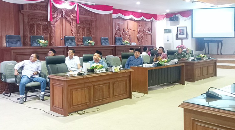 DISKUSI: DPRD Rembang menerima audiensi warga Banyudono terkait dengan pencemaran pada Kamis (18/9).(ISTIMEWA)