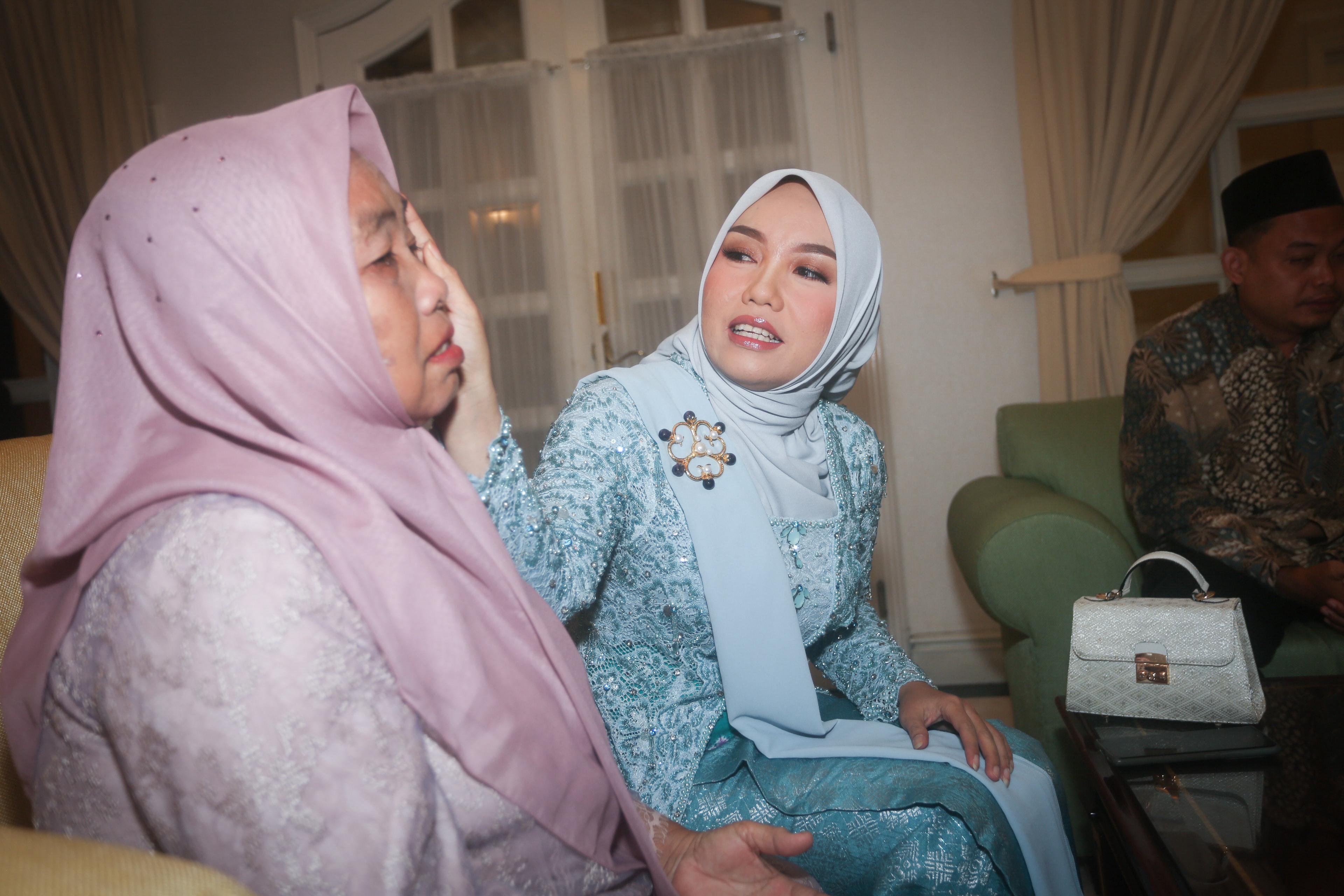 DILANTIK: Farida Farichah saat mengusap air mata ibundanya Istikomah selepas pelantikan Wamenkop.