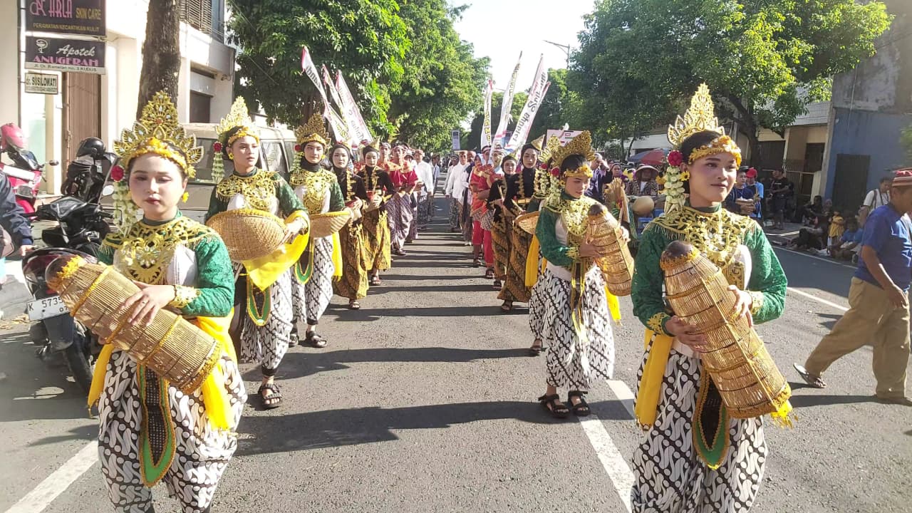 PERTUNJUKAN : Peserta Festival Karnaval Budaya Memainkan Tari Mbalong Renonce dari Desa Kesambi