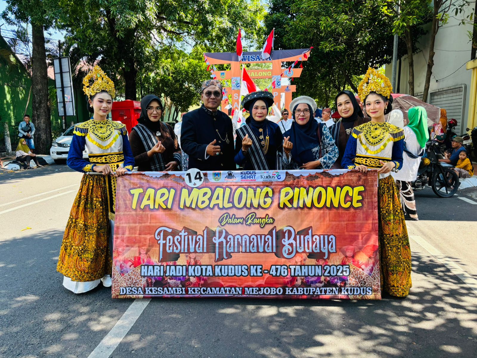 KOMPAK : Pemdes Kesambi saat Mengikuti Festival Karnaval Budaya dalam Rangka Hari Jadi Kudus ke 476