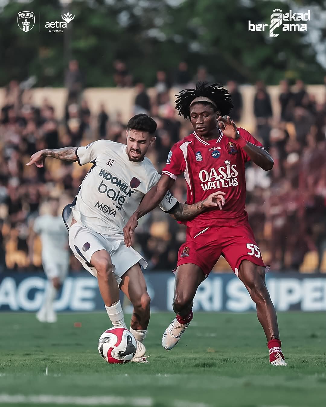 Bek kiri Persijap Jepara Najeeb Yakubu berusaha mengambil bola dari pemain Persita Tangerang. (IG PERSITA)