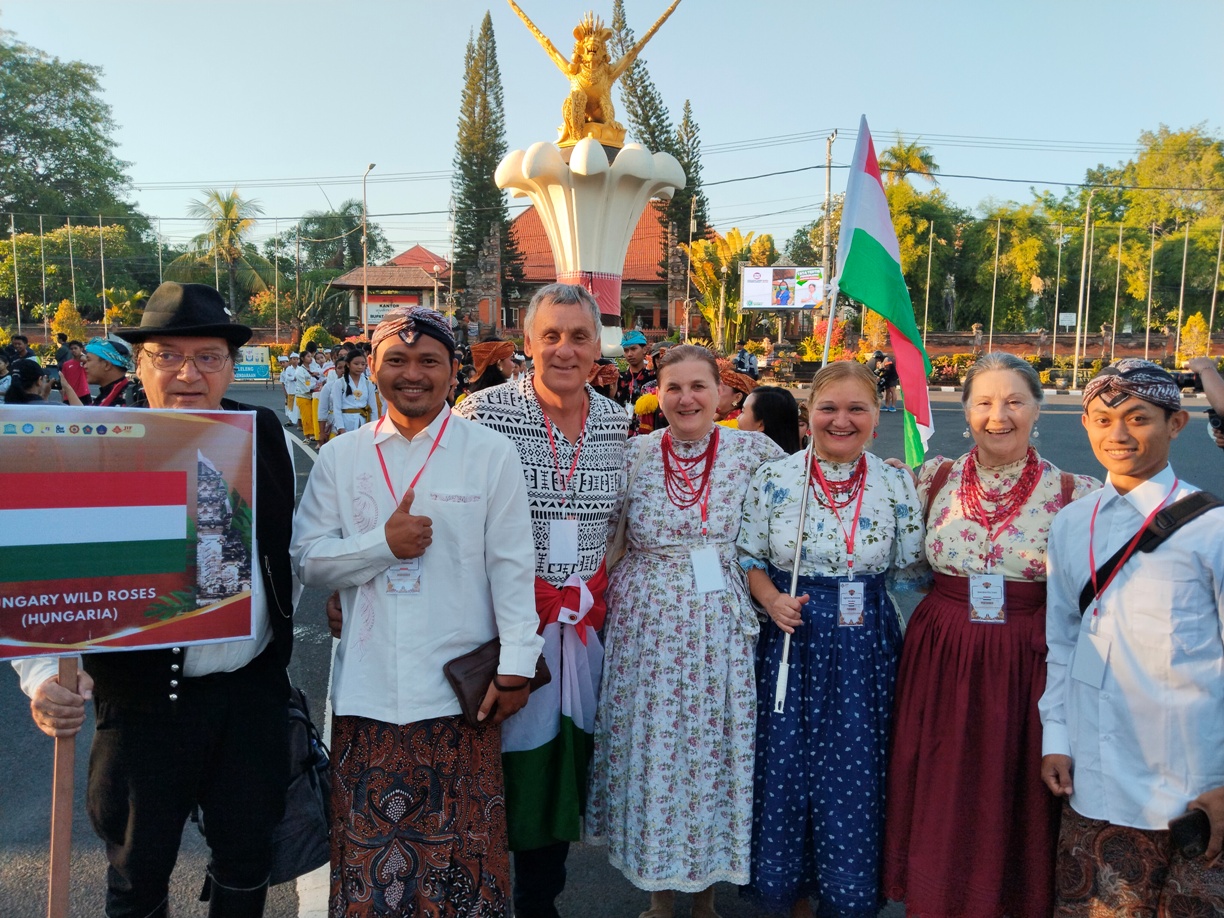 KEBANGGAAN: Delegasi Desa Wisata Japan Kudus bersama Delegasi dari Hungaria dalam kegiatan JIF 2025