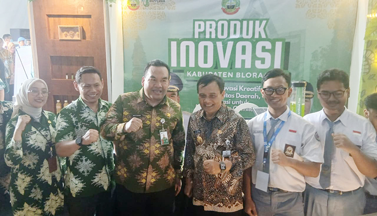 KOMPAK: Gubernur Jawa Tengah Ahmad Luthfi (kanan) saat didampingi Bupati Blora Arief Rohman (kiri) di acara pameran produk inovasi 2025 Jateng yang diselenggarakan di Blora.(EKO SANTOSO/RADAR PATI)