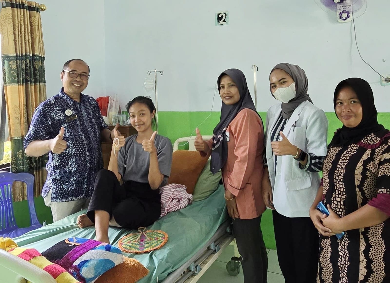 MEMBAIK: Salah satu korban gejala keracunan MBG di SMPN 1 Kragan kondisinya membaik usai dilakukan perawatan medis.(KOMINFO RBG UNTUK RADAR PATI)