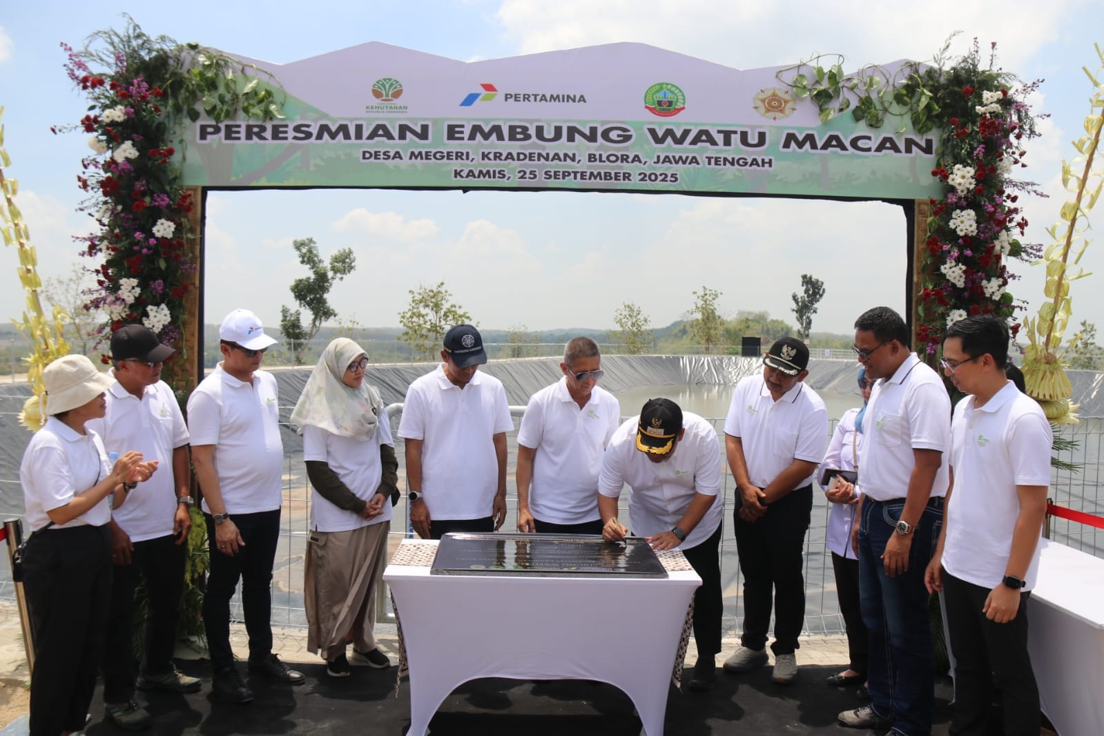 PERESMIAN: Bupati Blora Arief Rohman saat meresmikan Embung Watu Macan yang berlokasi di Desa Megeri, Kecamatan Kradenan.(PROKOMPIM PEMKAB BLORA)