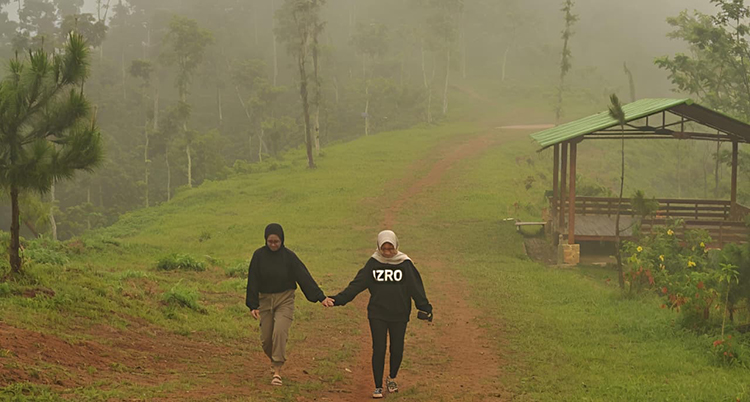 NGEHITS: Pengunjung menikmati suasana Buba&rsquo;an Hills yang berjuluk &ldquo;Negeri di Atas Awan&rdquo;.(PENGELOLA WISATA BUBAAN HILLS UNTUK RADAR PATI)