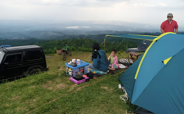 NGEHITS: Pengunjung menikmati suasana Buba&rsquo;an Hills yang berjuluk &ldquo;Negeri di Atas Awan&rdquo;.(PENGELOLA WISATA BUBAAN HILLS UNTUK RADAR PATI)