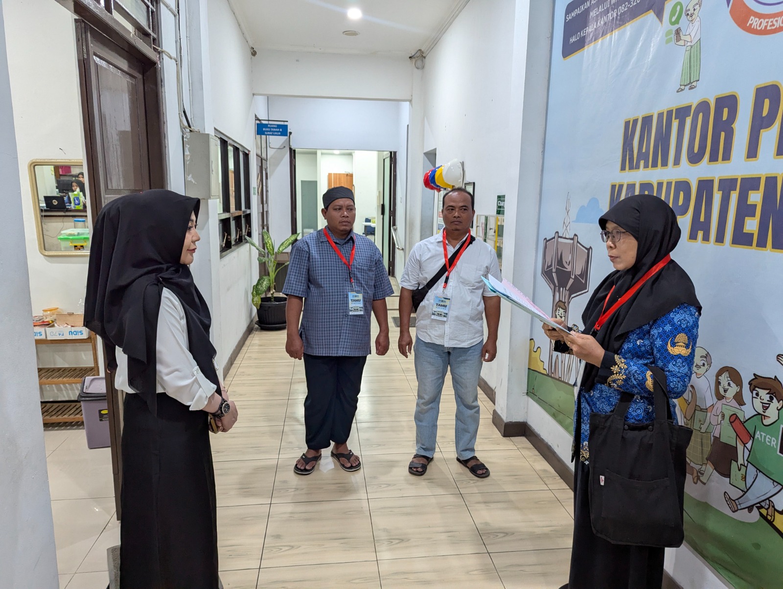 SUMPAH: Warga saat menjalani prosesi sumpah di Kantah Grobogan.