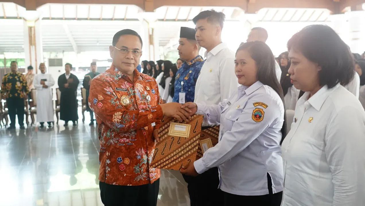 Pemerintah Kabupaten Pati menggelar pengambilan sumpah/ janji dan pelantikan PPPK serta pengambilan sumpah PNS di pendopo Kabupaten Pati, Selasa (30/9) pagi. (ACHMAD ULIL ALBAB/RADAR KUDUS)