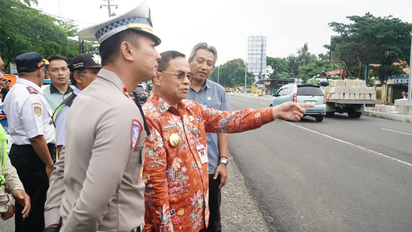 Bupati Pati Sudewo saat meninjau proses perbaikan jalan Panglima Sudirman - Tugu Bandeng. (HUMAS PATI)