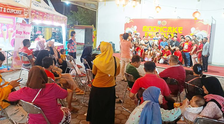 IKONIK: Aneka lampu lampion dan stand berdiri untuk menyemarakan mooncake festival di Kabupaten Rembang, kemarin.(WISNU AJI/RADAR PATI)