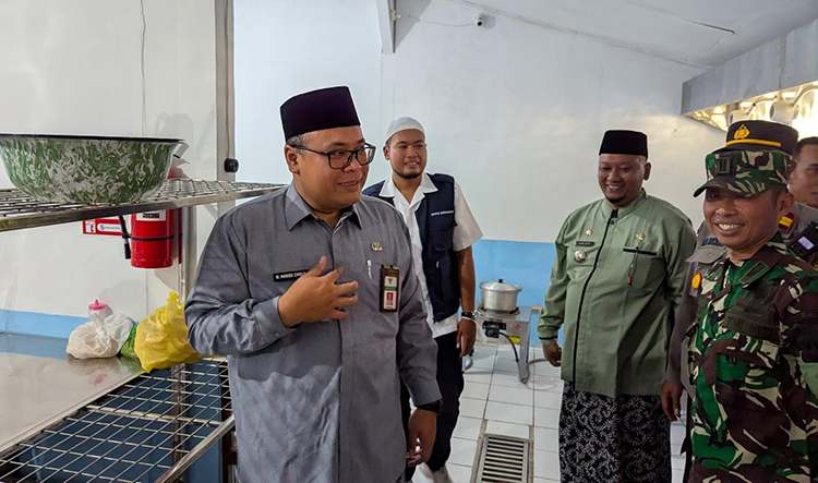 PANTAUAN: Wakil Bupati Rembang Muhammad Hanies Cholil Barro meninjau SPPG beberapa waktu lalu.(DINKOMINFO REMBANG UNTUK RADAR PATI)