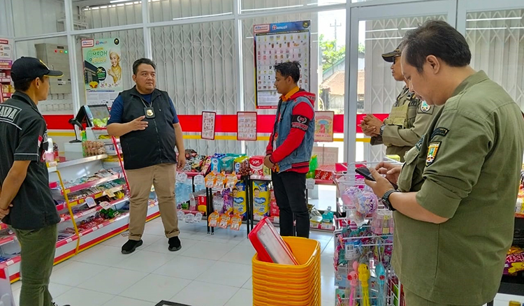 BERI PERINGATAN: Satpol PP Rembang memberi peringatan terhadap minimarket berjejaring yang tak mengantongi izin.(SATPOL PP REMBANG UNTUK RADAR PATI)