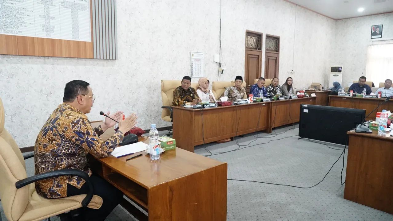 Bupati Pati Sudewo saat menghadiri undangan rapat pansus hak angket DPRD Kabupaten Pati. (ACHMAD ULIL ALBAB/RADAR KUDUS)