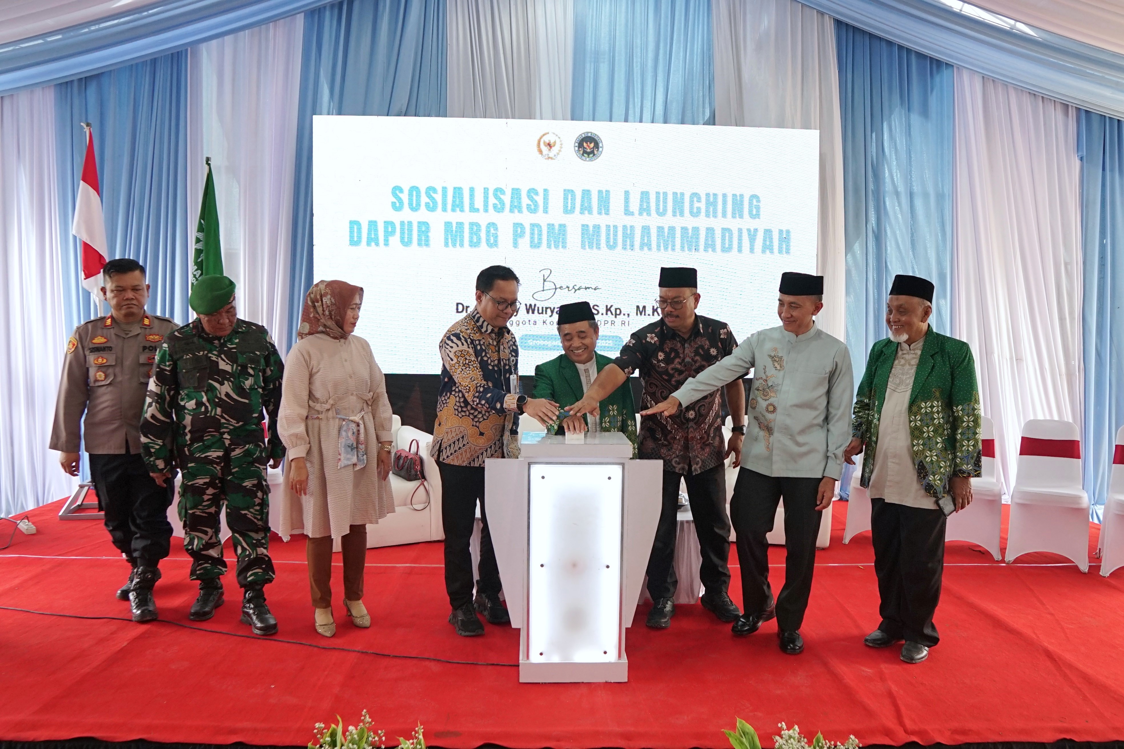 LAUNCHING: Anggota Komisi IX DPR RI Edy Wuryanto saat melaunching Dapur MBG PDM Muhammadiyah.
