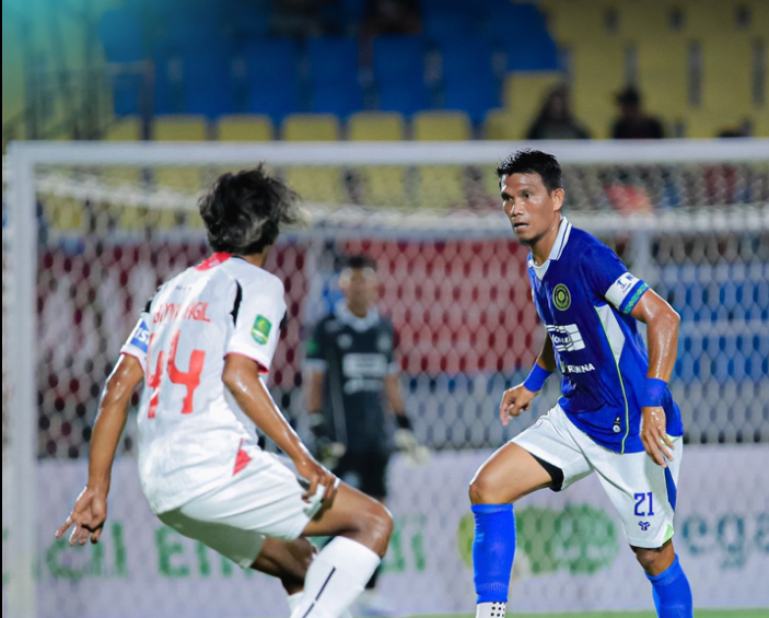 Kapten tim Persiku Kudus Sandi Sute berusaha melewati hadangan pemain Deltras FC. (OFFICIAL PERSIKU KUDUS)