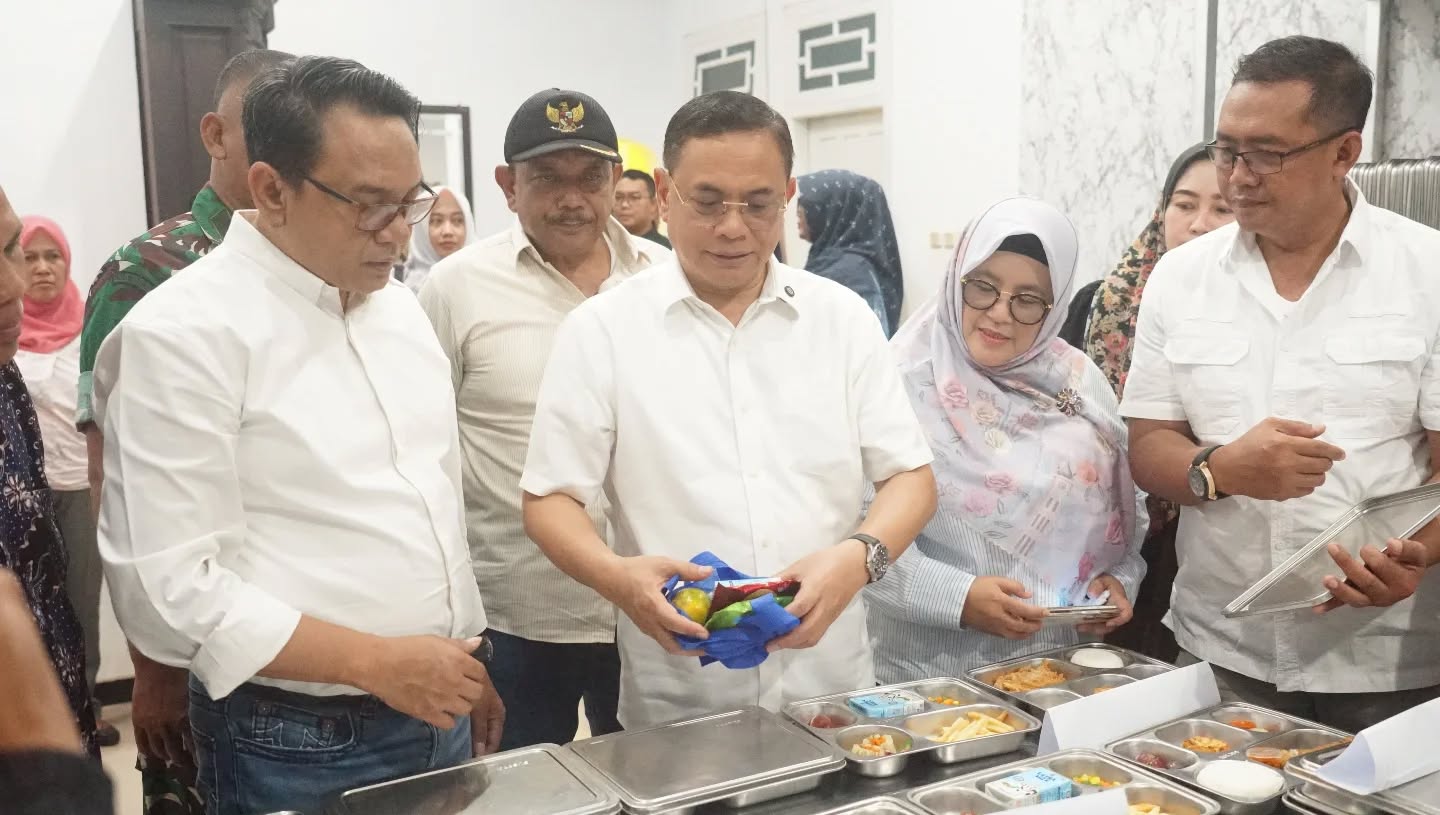 Bupati Sudewo dan Wakil Bupati Risma Ardhi Chandra saat meninjau Satuan Pelayanan Pemenuhan Gizi (SPPG) di Desa Tayu Wetan dan Desa Puncel. (HUMAS PATI UNTUK RADAR KUDUS)