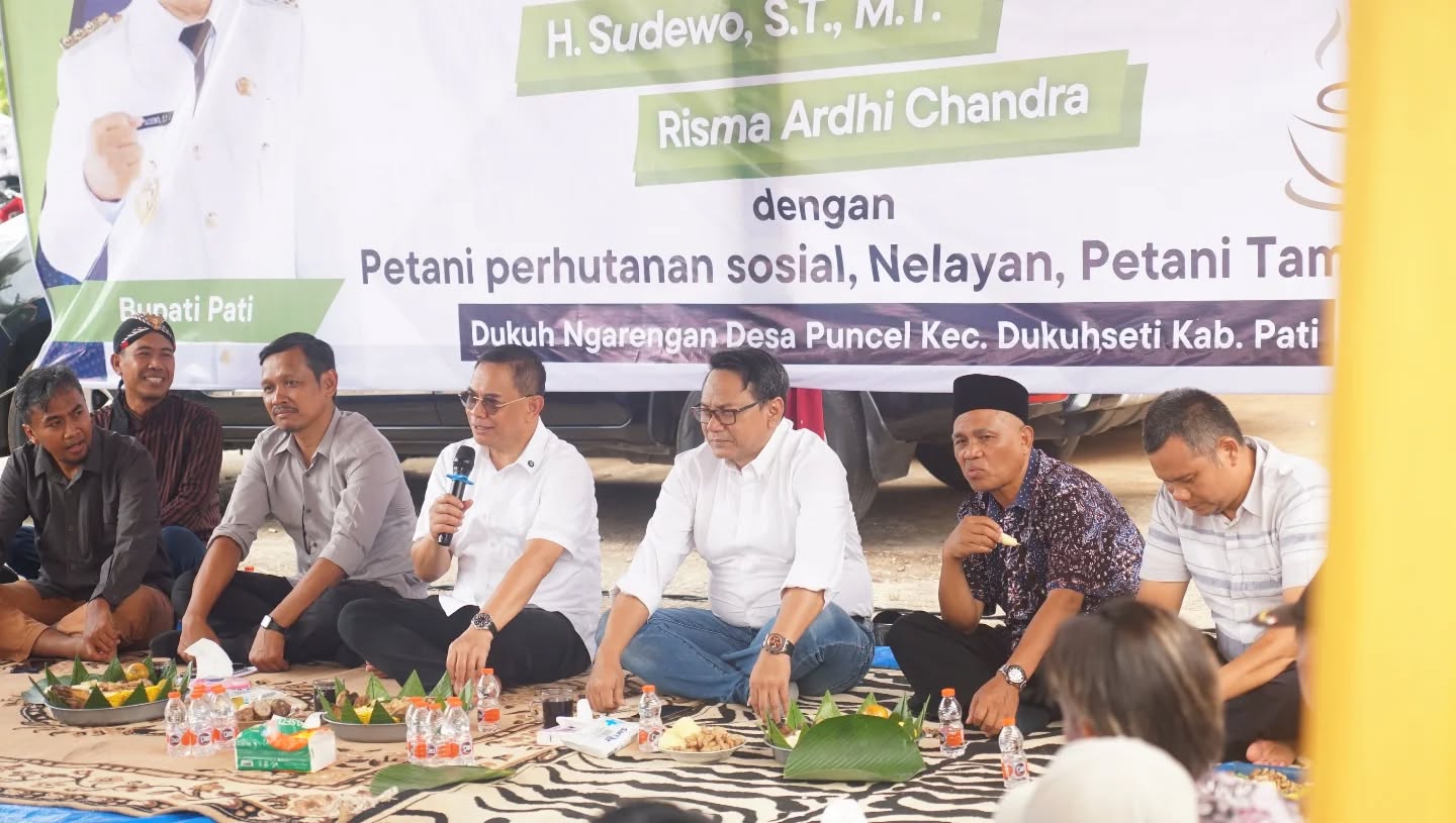 Para petani di wilayah Pati Utara sedang berdiskusi bersama Bupati Sudewo dan Wakil Bupati Risma Ardhi Chandra. (HUMAS PATI)