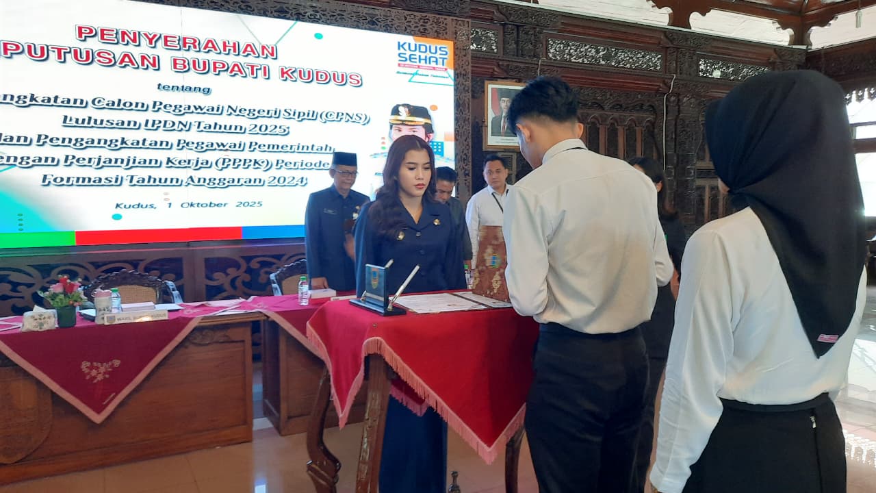 PENYERAHAN SK: Wabup Kudus Bellinda Putri Sabrina Birton saat menyerahkan SK PPPK Penuh Waktu di Pendapa Kudus.