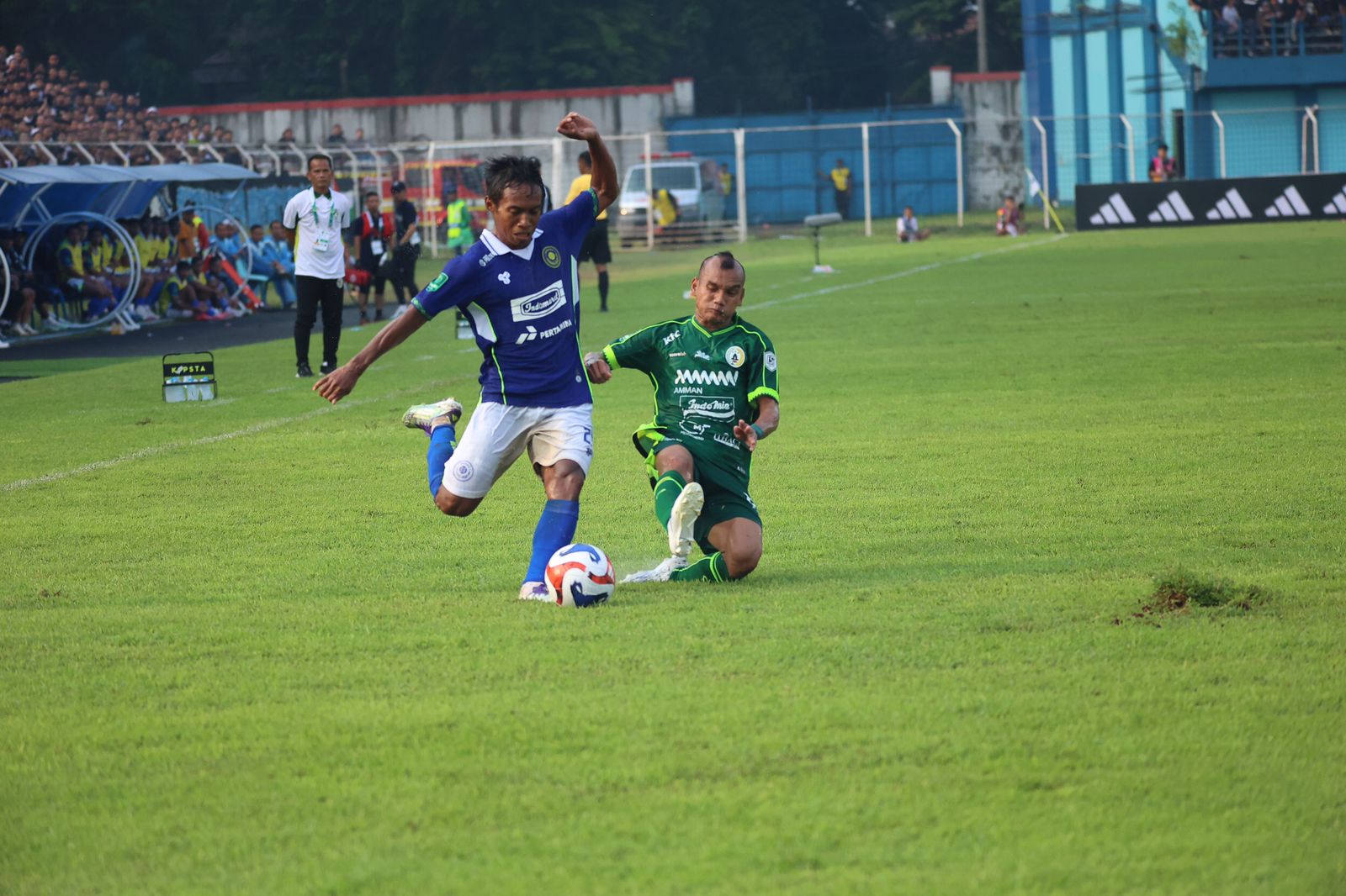 MELANGGAR: Pertandingan Persiku melawan PSS Sleman di Stadion Wergu Wetan.
