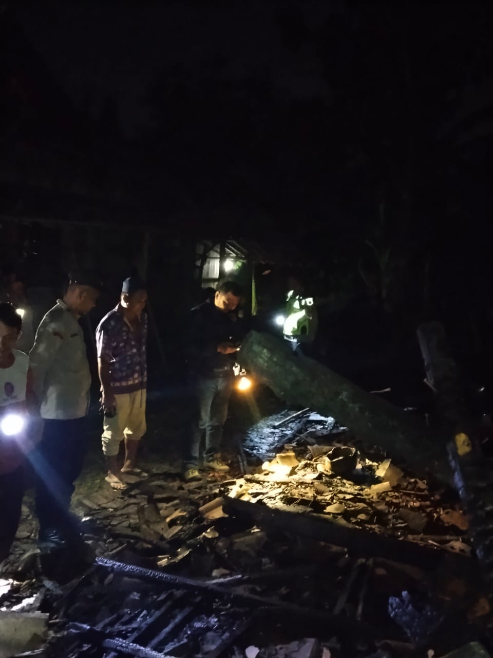 PADAMKAN API &ndash; Petugas dari Damkar dan Polsek Penawangan melakukan pemadaman api di Desa Karangwader, Keamatan Penawangan.