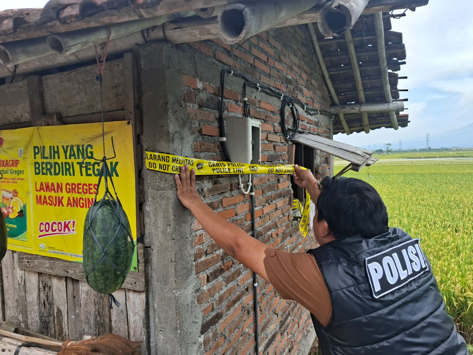 DITINDAKLANJUTI: Polisi memasang garis polisi di area persawahan di area Desa Gamong.