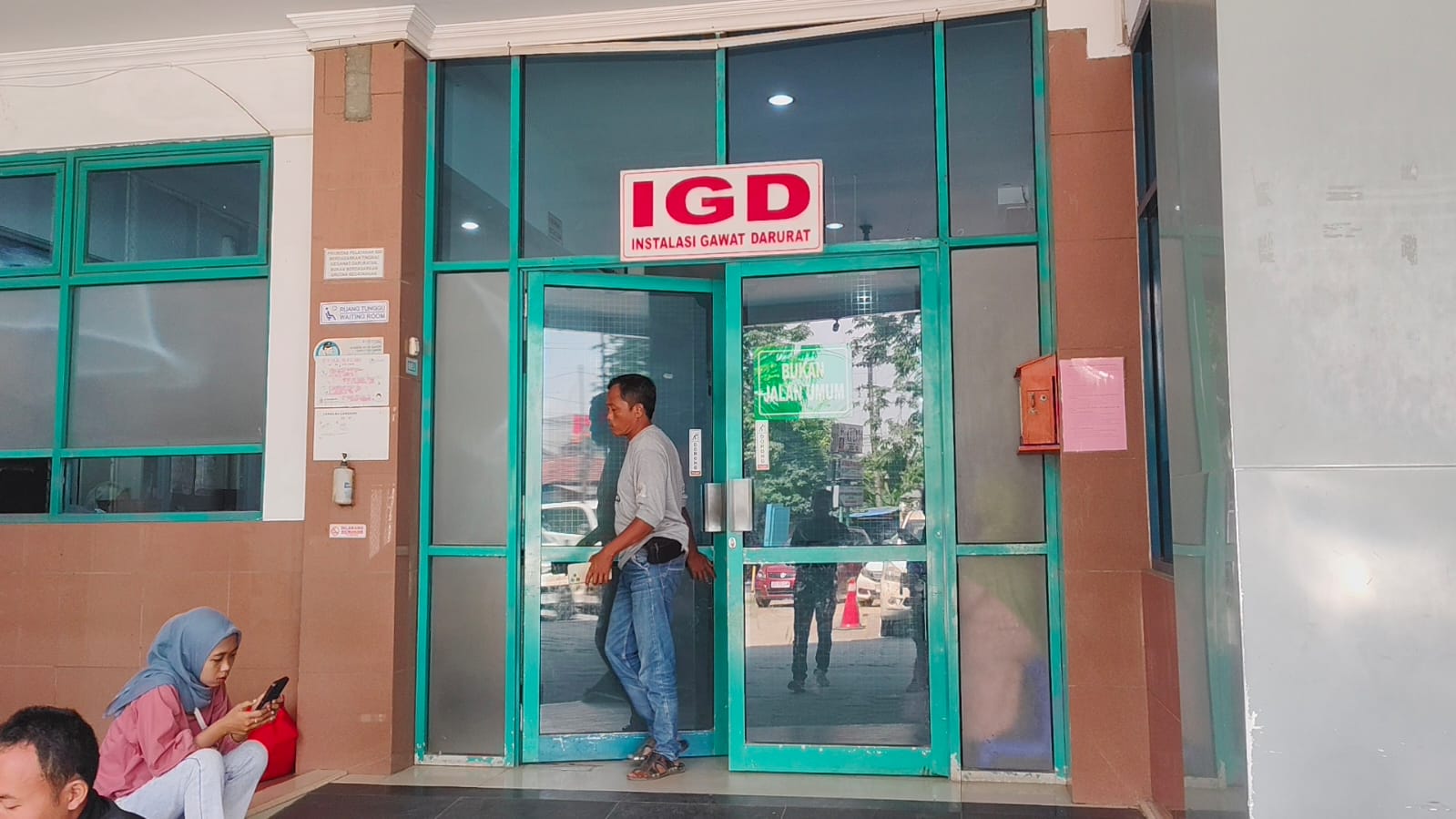 Keluarga korban ledakan SPBE Putat berjaga di ICU dan UGD di RS Permata Bunda, Purwodadi, Grobogan.