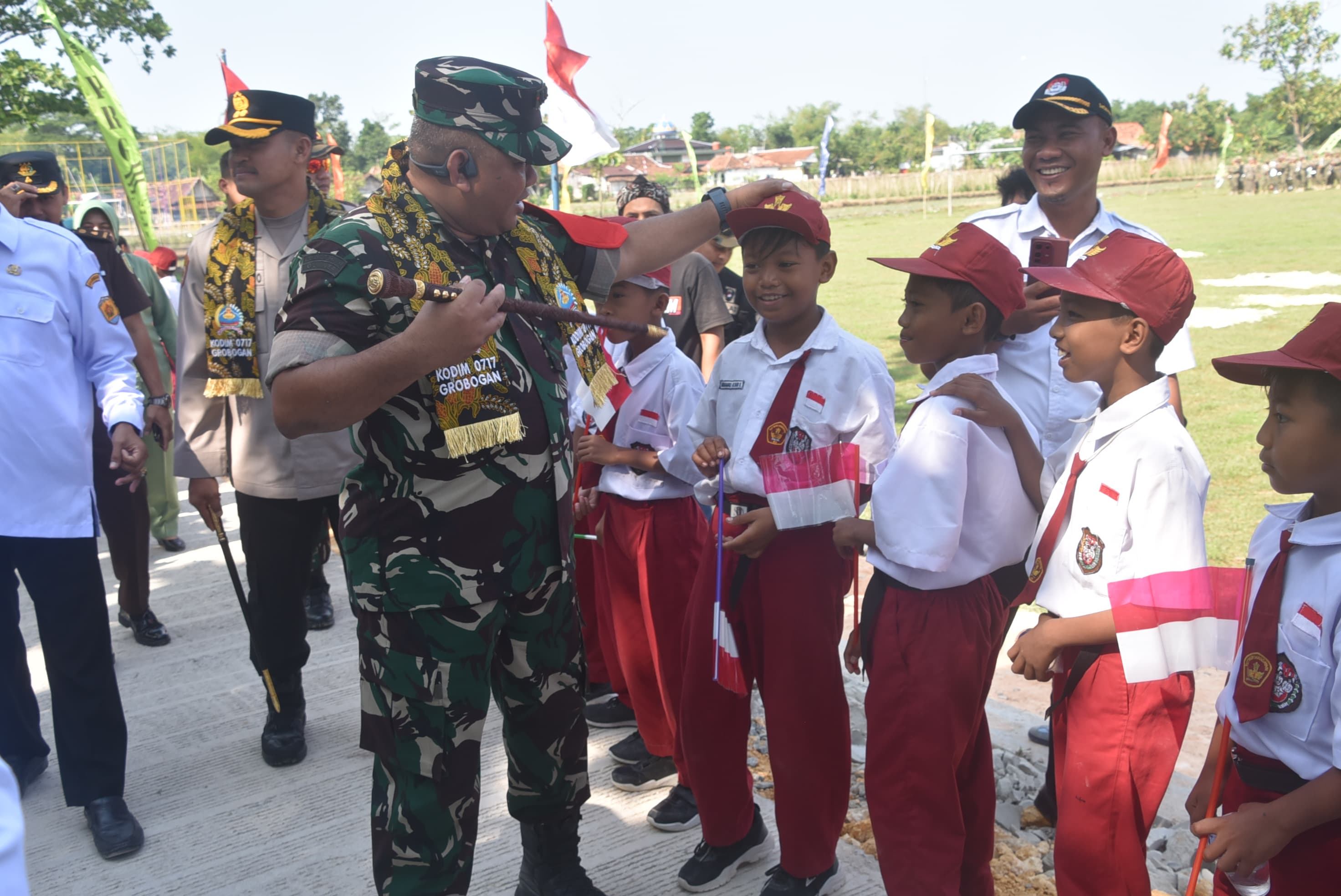 BERGURAU: Danrem 073/Makutarama saat bercanda gurau dengan anak-anak sekolah yang menyambut dimulainya program TMMD Reguler.