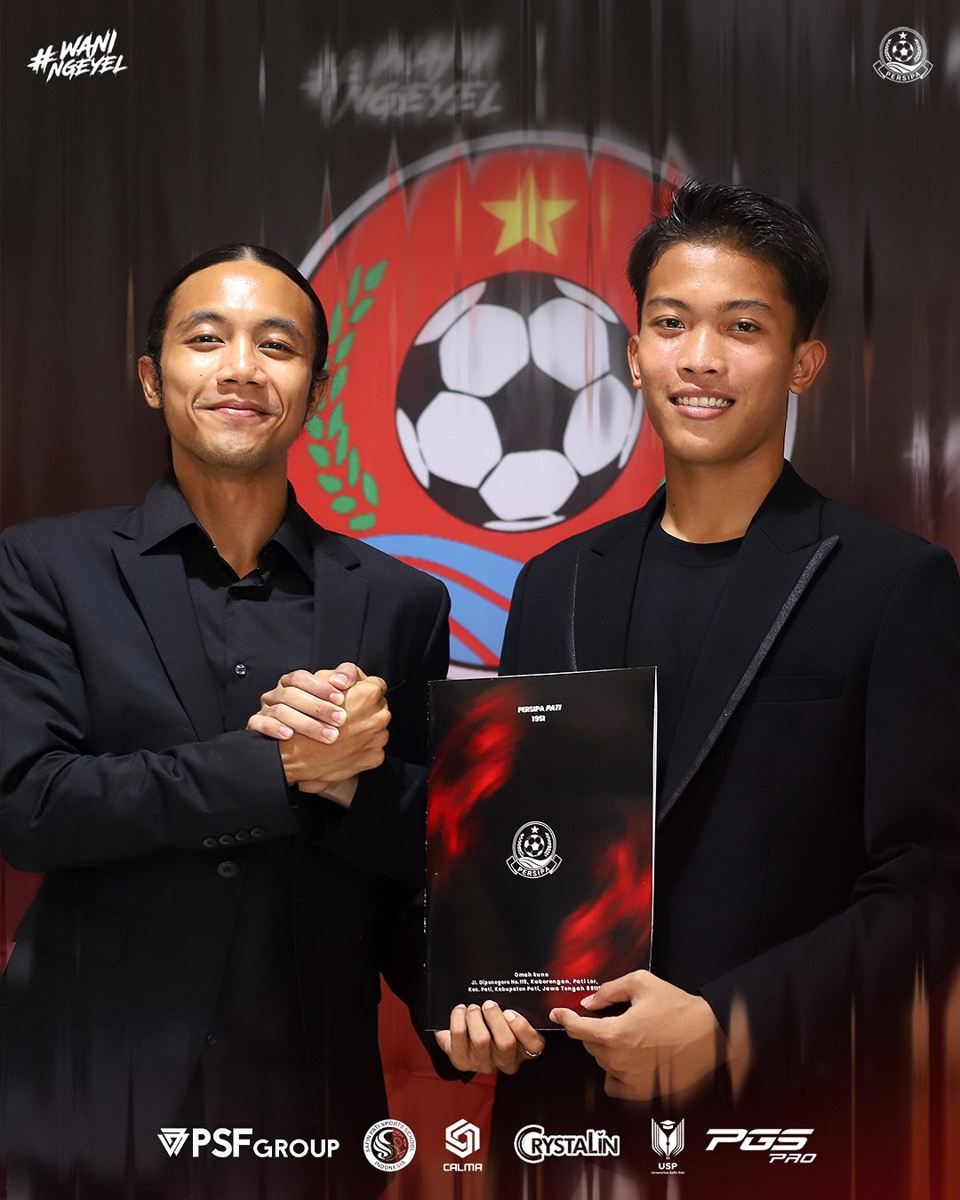CEO Persipa Pati memberikan kontrak kepada pemain hasil seleksi untuk mengarungi kompetisi Liga Nusantara 2025/2026. (PERSIPA PATI UNTUK RADAR KUDUS)