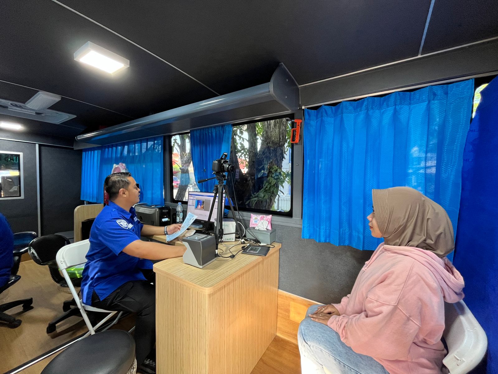 LAYANAN: Personil Satlantas Grobogan saat membuka layanan di CFD Purwodadi.