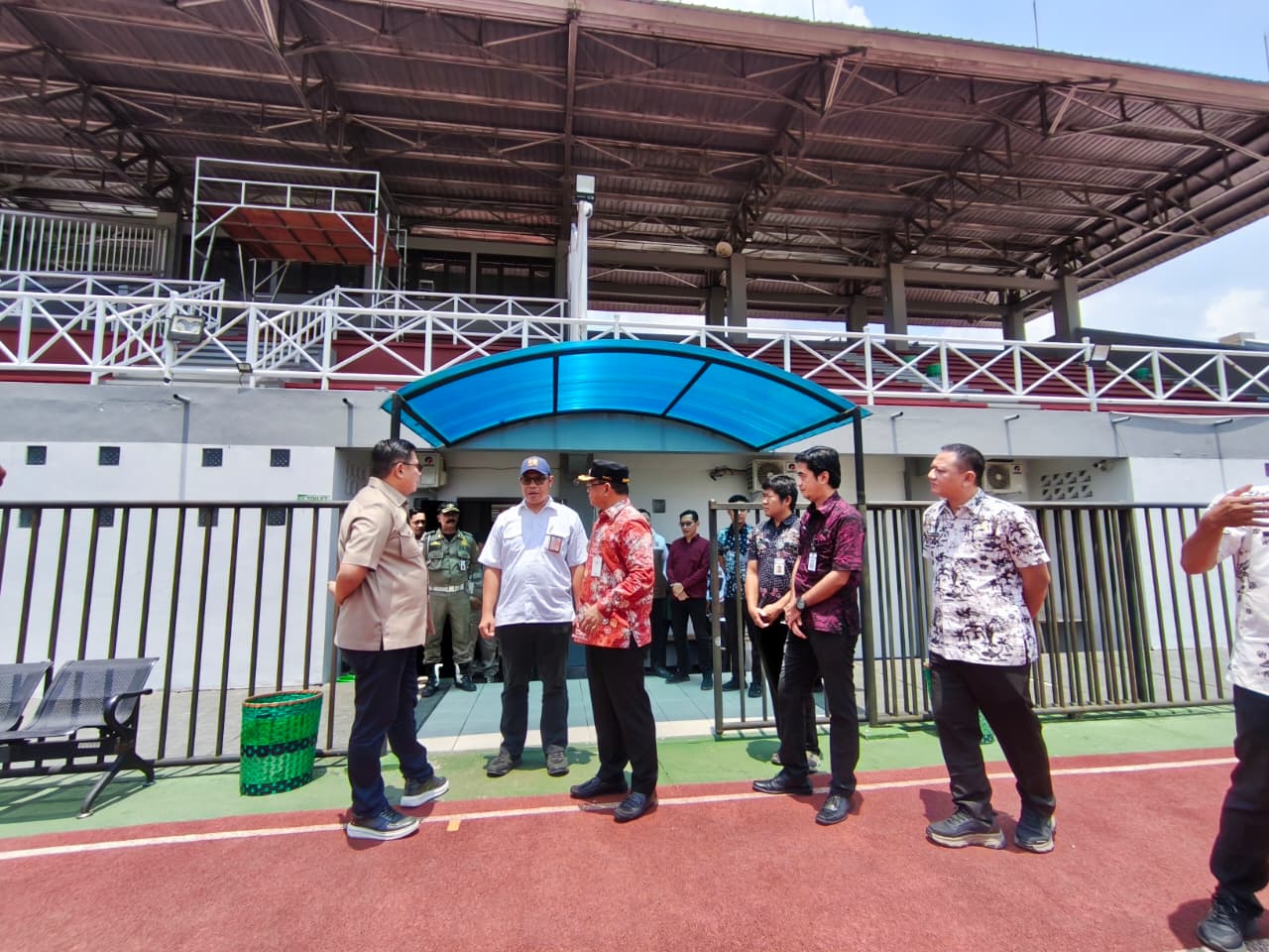Bupati Pati Sudewo bersama anggota Komisi V DPR RI Danang Wicaksana dan tim Kementerian PU meninjau Stadion Joyokusumo. (ACHMAD ULIL ALBAB/RADAR KUDUS)