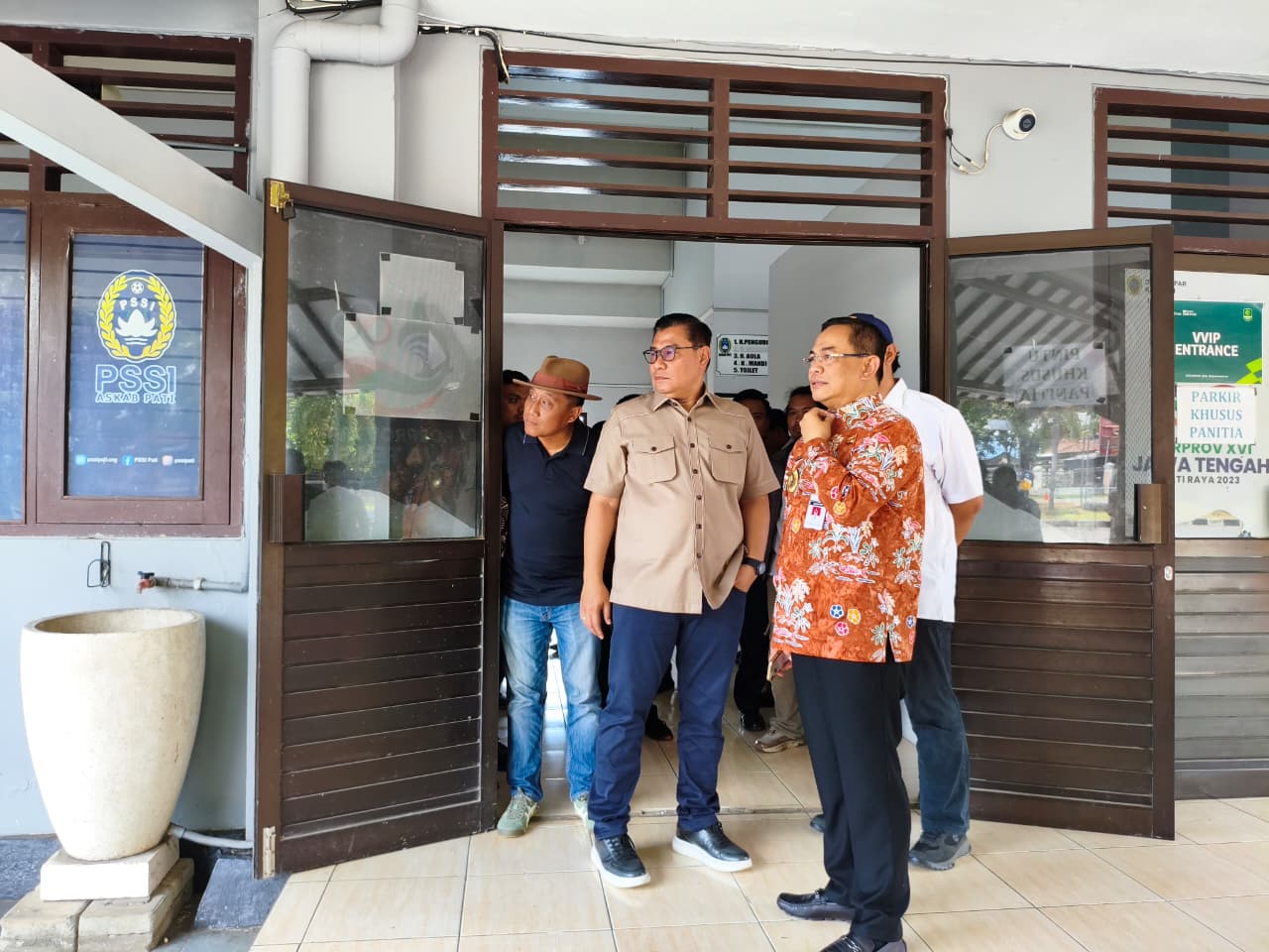 Stadion Joyokusumo sangat mendesak untuk direnovasi.