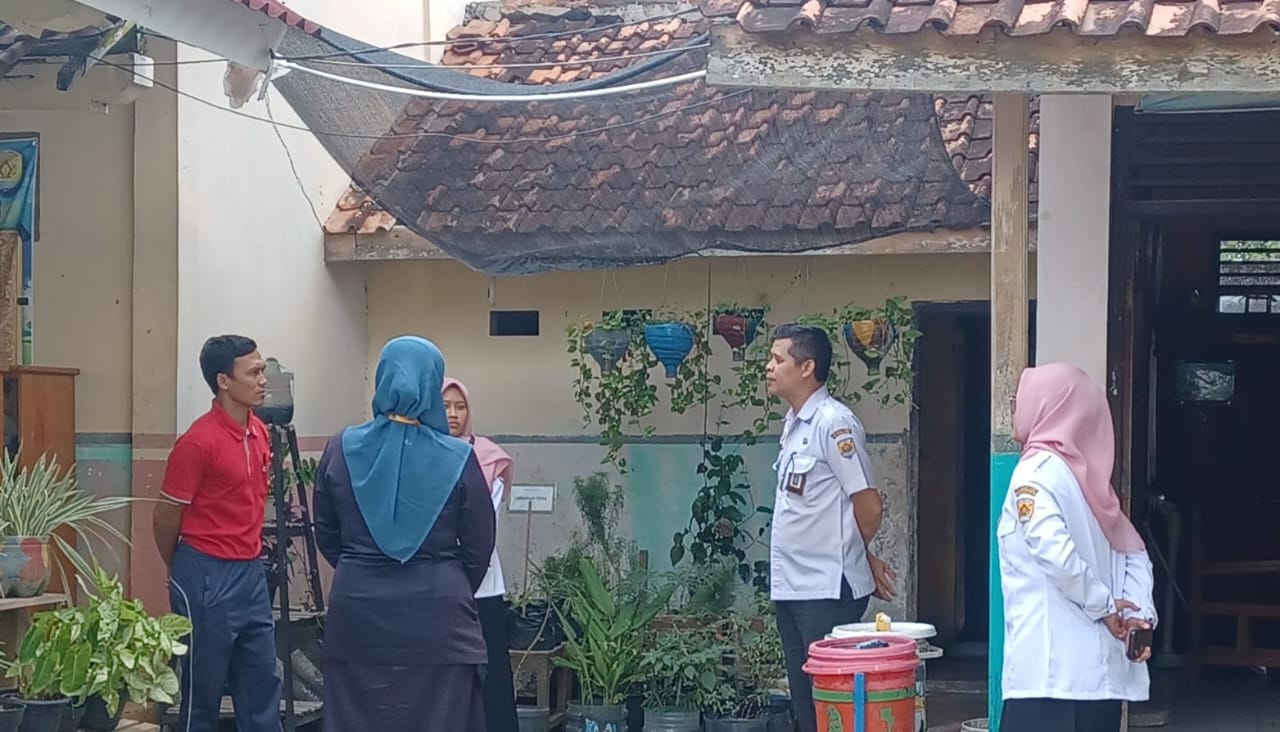 MENILAI: Tim penilaian adiwiyata kabupaten saat berada di SMP 4 Satap Ngaringan.