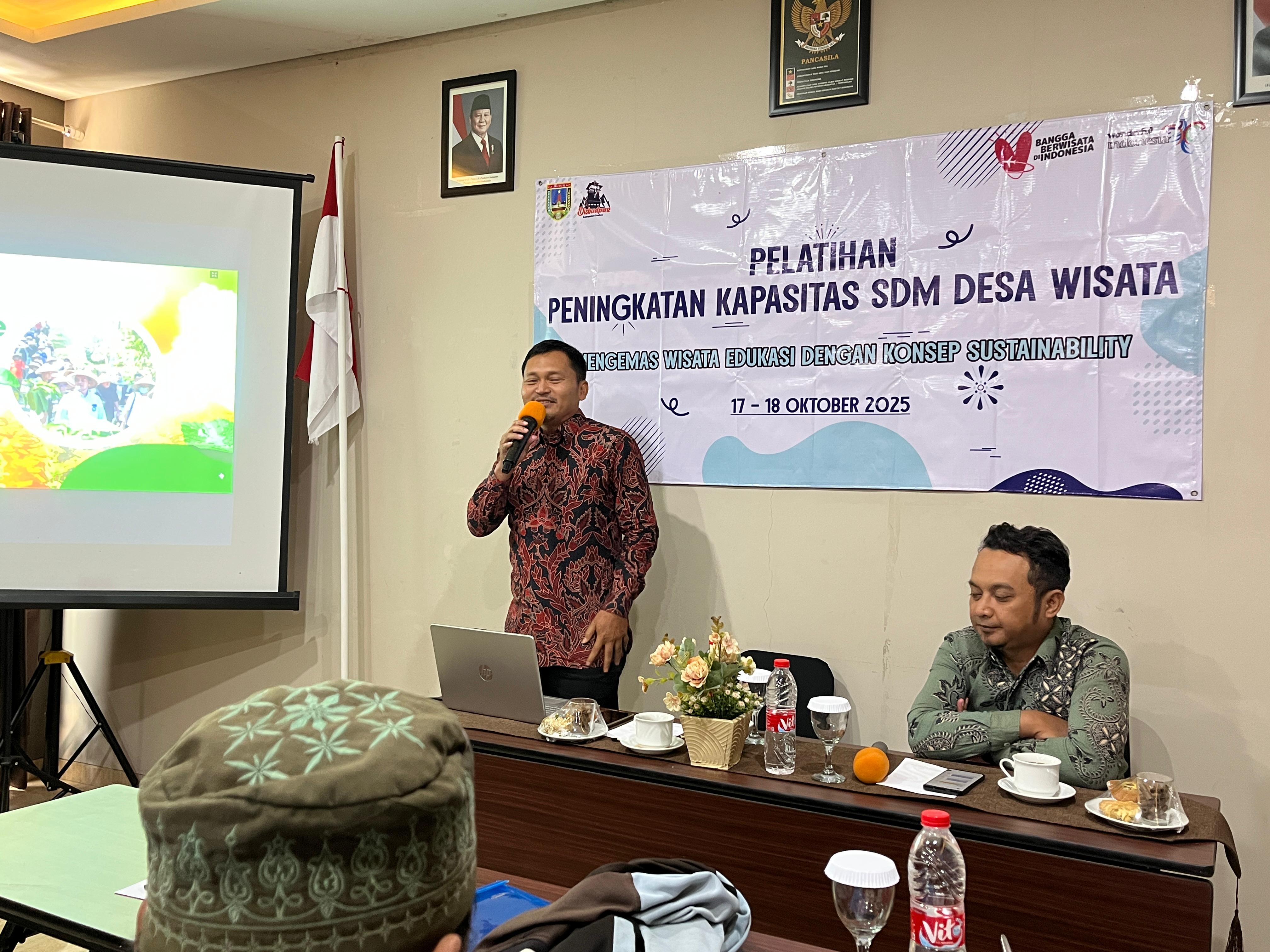 PELATIHAN : Mutohhar, Salah Satu Narsumber Memberikan Pemaparan Dalam Acara Peningkatan Kapasitas SDM Desa Wisata di Kudus beberapa waktu lalu
