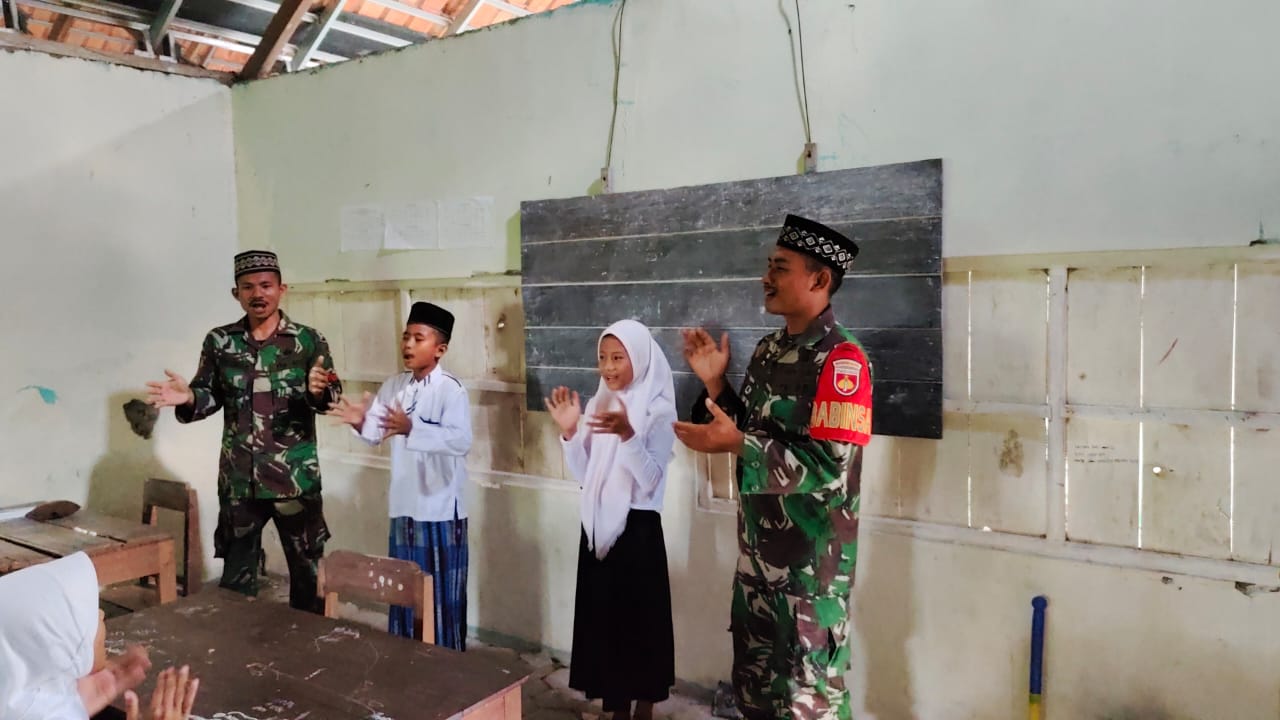 MENGAJAR: Anggota Satgas TMMD ke-126 mengajar anak-anak di Desa Karangharjo Kecamatan Pulokulon.