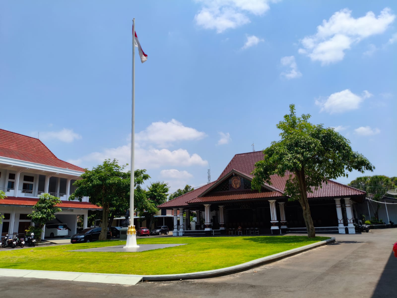 Bangunan Pendopo Kabupaten Pati yang bernilai sejarah saat ini dibuka untuk kunjungan wsiata anak - anak sekolah. (ACHMAD ULIL ALBAB/RADAR KUDUS)