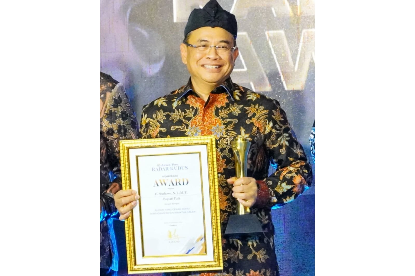 Bupati Pati Sudewo mendapat penghargaan dari Jawa Pos Radar Kudus. (HUMAS PATI)