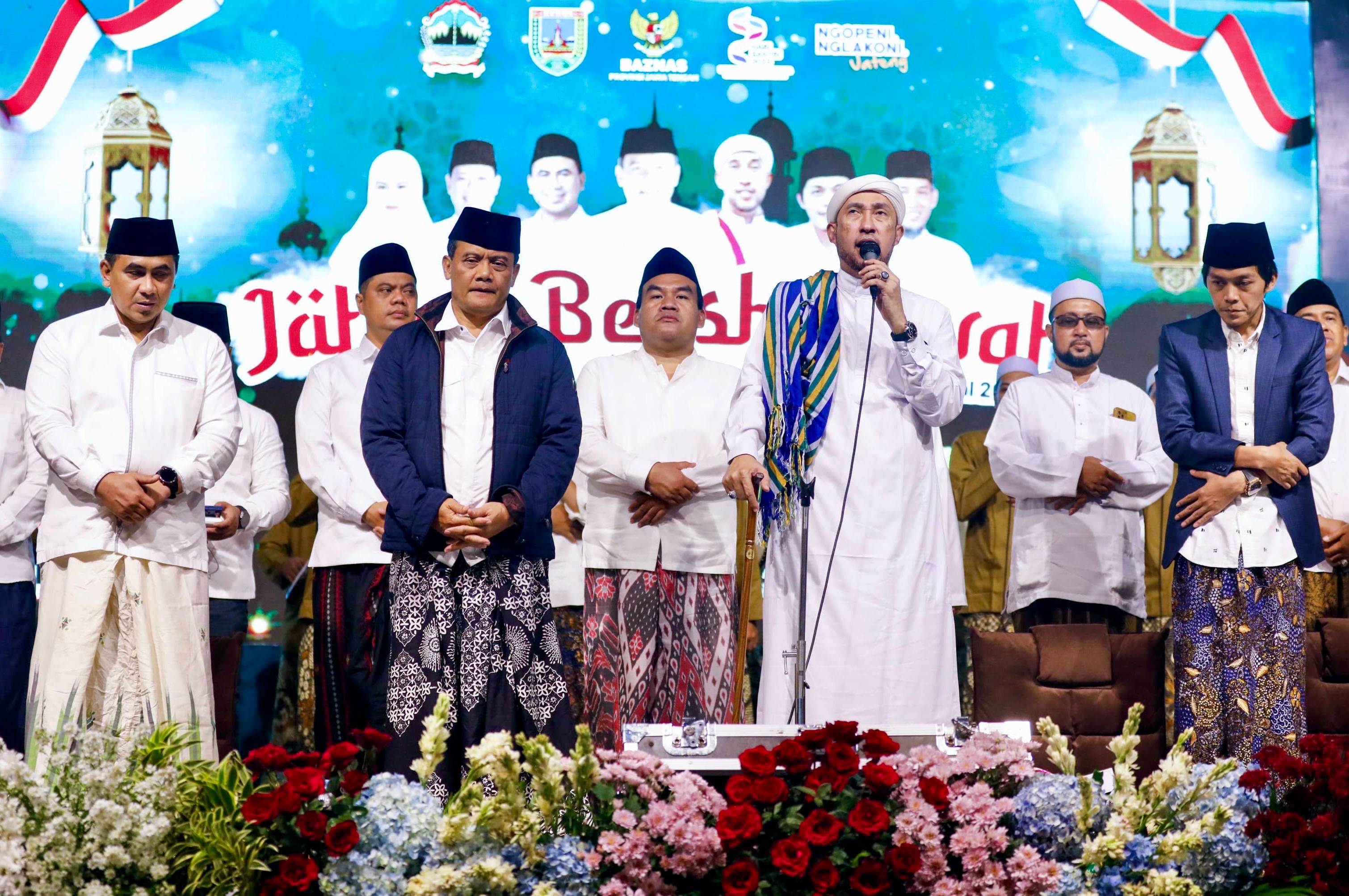 KHIDMAT: Dari kanan depan, Gus Iqdam, Habib Ali Zainal, Gubernur Jateng Ahmad Luthfi, Wagub Jateng Tak Yasin, saat Jateng Bersholawat di Alun-alun Simpang Tujuh Kudus kemarin malam.