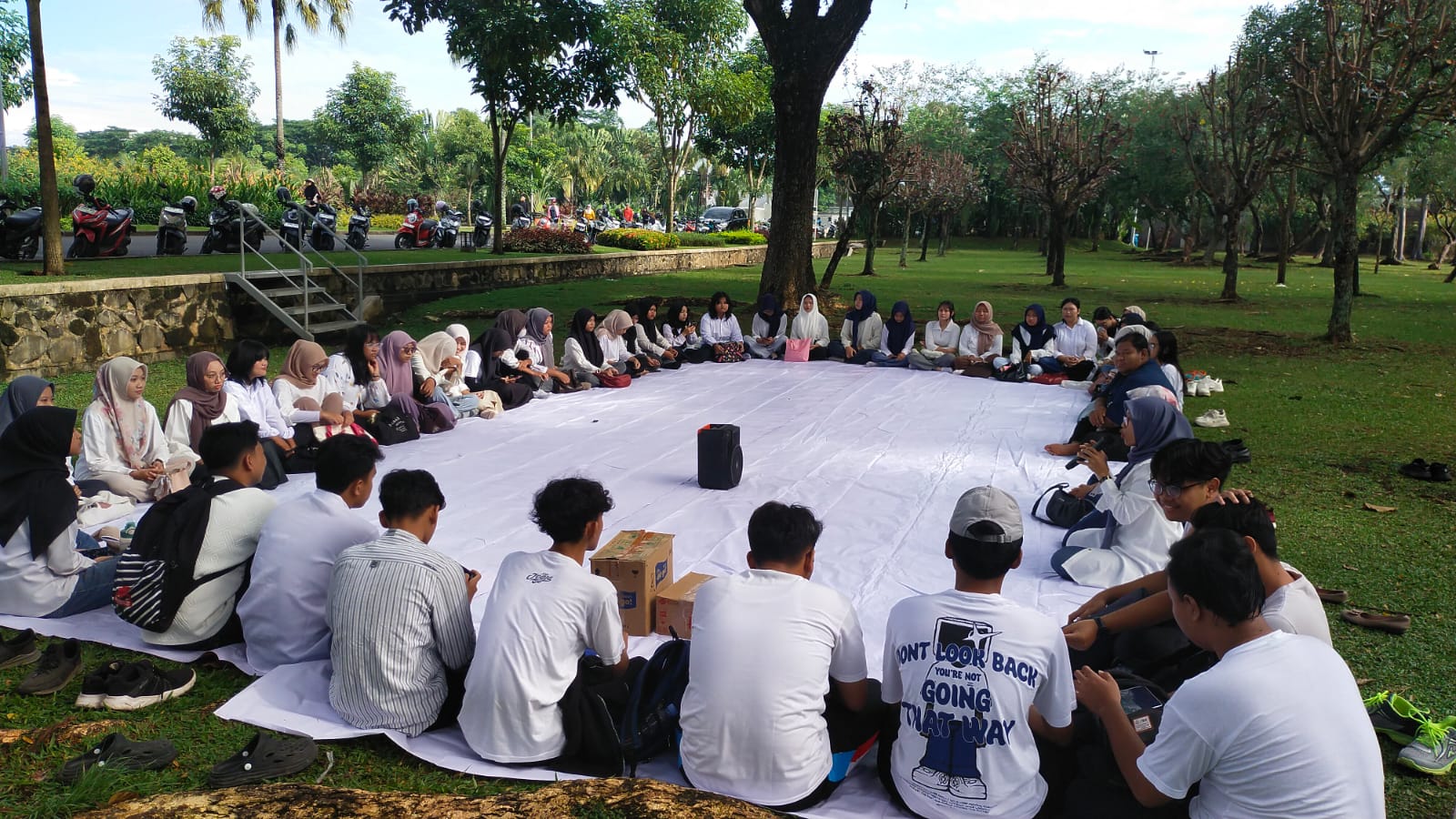 INOVATIF: Kegiatan perdana "Book Club" dilaksanakan di Taman Oasis Djarum beberapa waktu lalu diikuti oleh seluruh mahasiswa baru Program Studi Pendidikan Bahasa Inggris
