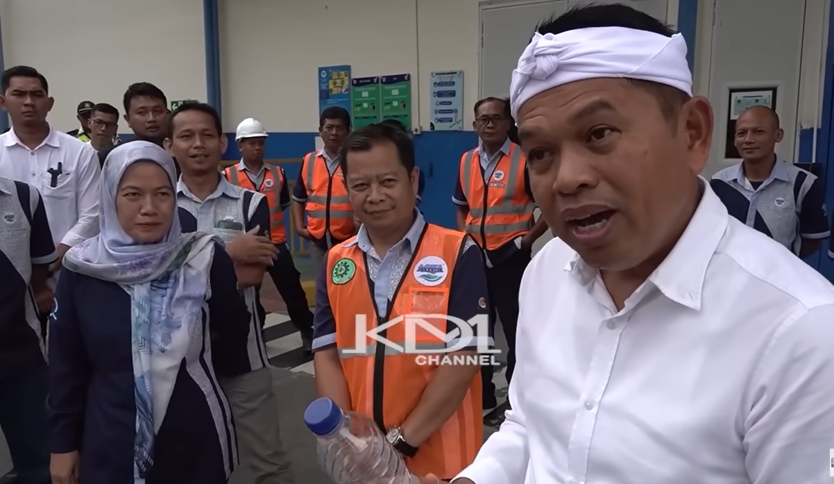 Dedi Mulyadi Sidak Pabrik Air Mineral di Subang, Bongkar Fakta Mengejutkan soal Sumber Air dan Upah Sopir - (Yotube @KANG DEDI MULYADI CHANNEL)
