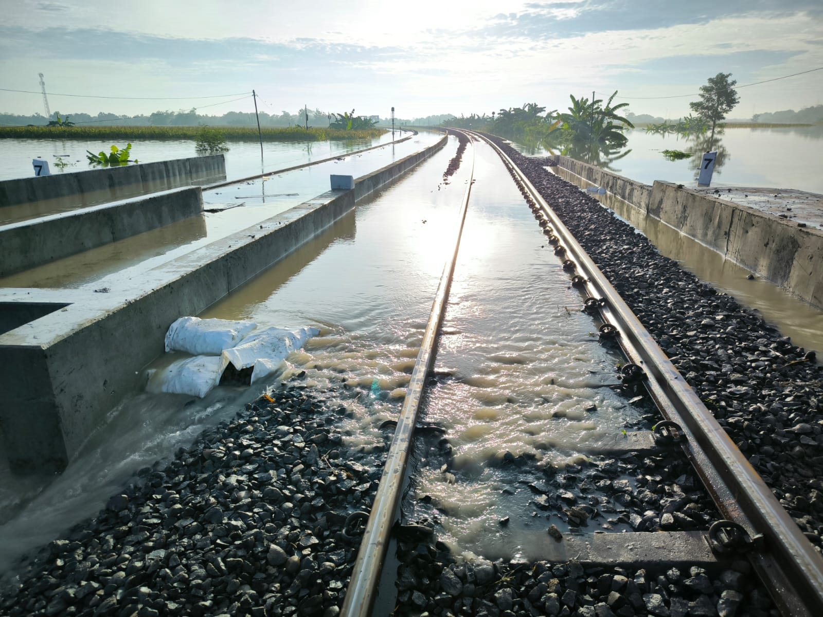 TERGENANG: Rel Kereta Api Gubug-Tegowanu terkena limpasan air di tanggul KB-1 Rowosari yang jebol.(INTAN M. SABRINA)