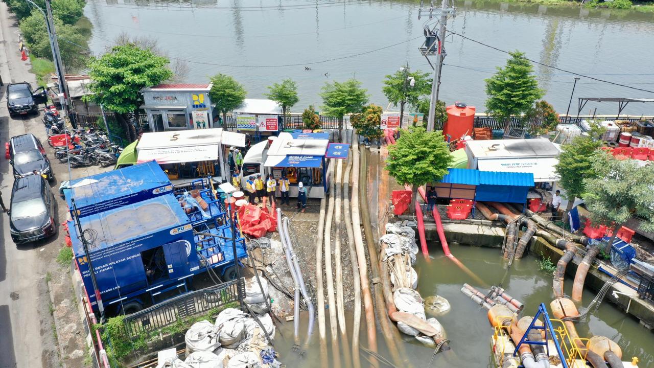 PERCEPAT PENANGANAN: Mobile pump dikerahkan agar mempercepat surut banjir di kawasan Semarang.