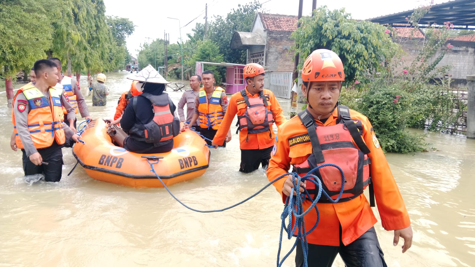 TANGGAP DARURAT: Petugas BPBD Grobogan mengevakuasi sejumlah warga di Desa Cingkrong, Purwodadi, Grobogan, untuk cuci darah kemarin.