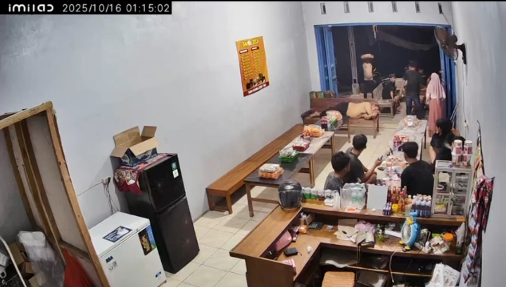 REKAMAN CCTV KORBAN UNTUK RADAR KUDUS TEREKAM: Pemuda mabuk berbuat obat di warung Jakenan Pati (16/10).